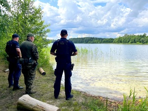 policjanci prowadzą wspólne służby ze strażnikami leśnymi