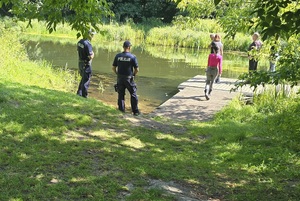 policjanci prowadzą działania profilaktyczne nad wodą