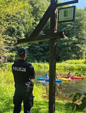policjanci prowadzą działania profilaktyczne nad wodą