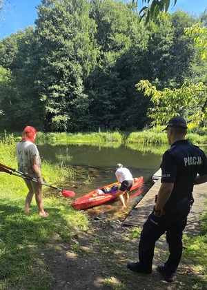 policjanci prowadzą działania profilaktyczne nad wodą