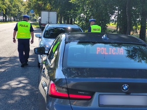 policjant przeprowadza kontrolę drogową