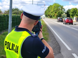 policjant czuwa nad bezpieczeństwem uczestników ruchu