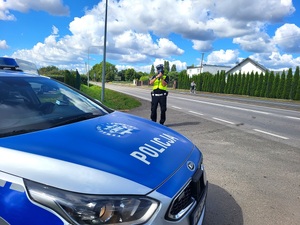 policjant czuwa nad bezpieczeństwem kierujacych