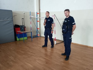 policjanci prowadzą zajęcia w szkole