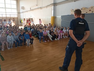 policjanci prowadzą zajęcia w szkole