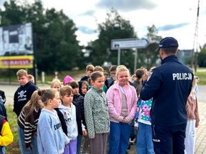 policjant prowadzi zajęcia w szkole