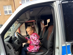 policjant prowadzi zajęcia w szkole