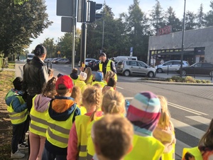 policjant uczy dzieci bezpiecznego poruszania się po drodze