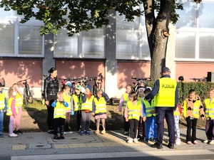 policjant uczy dzieci bezpiecznego poruszania się po drodze