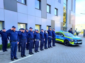 policjanci oddają honor zmarłemu koledze