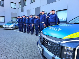 policjanci oddają honor zmarłemu koledze