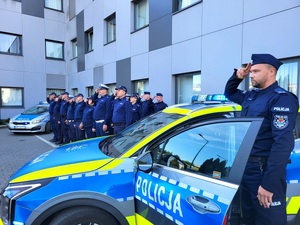 policjanci oddają honor zmarłemu koledze