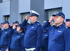 policjanci oddają honor zmarłemu koledze