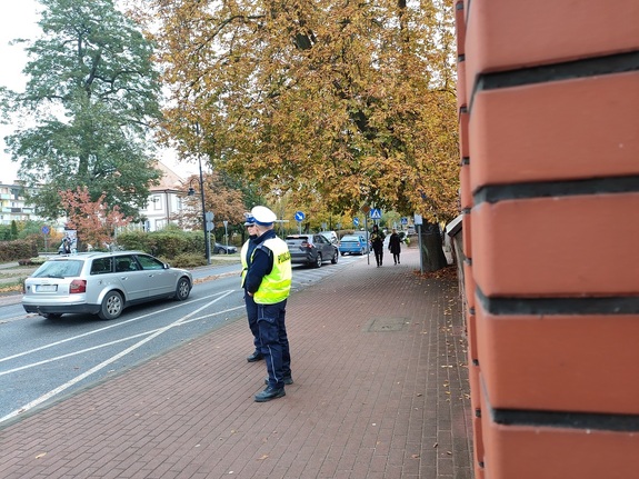 policjanci czuwają nad bezpieczeństwem osób odwiedzających groby swoich bliskich