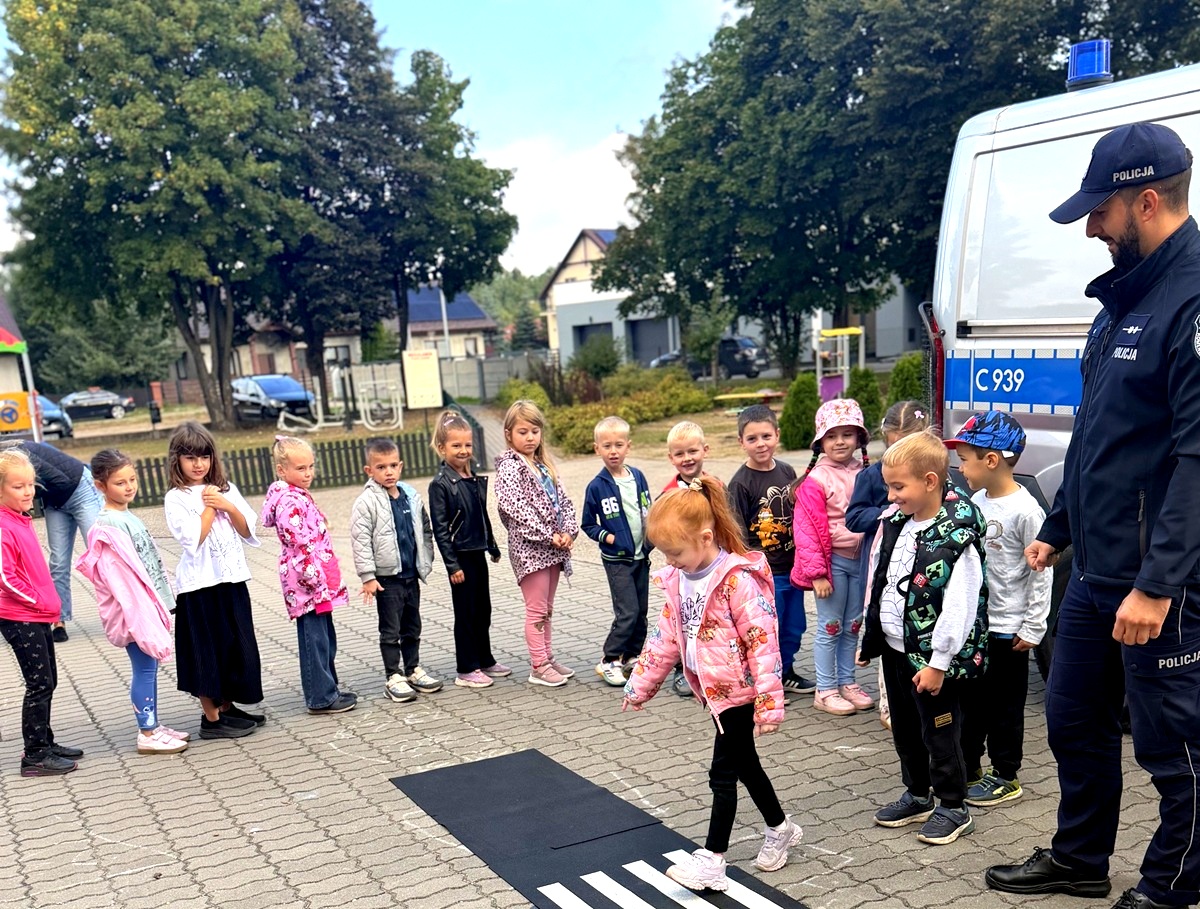 Policjanci w Tucholi uczą dzieci zasad ruchu drogowego